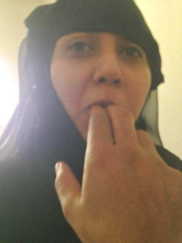 11P Hot arab woman