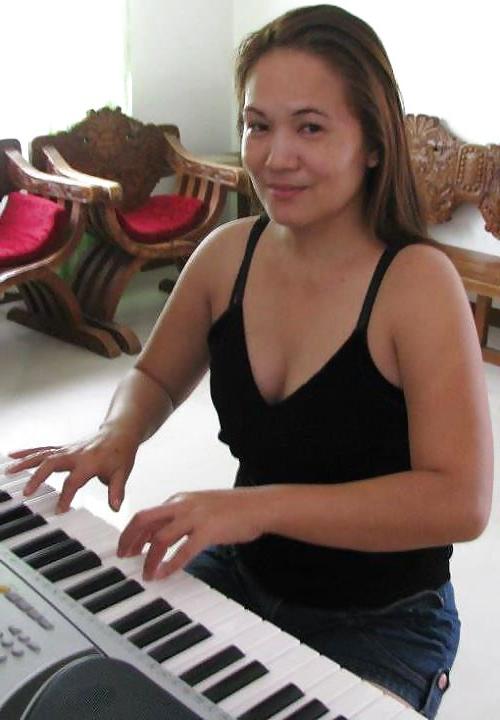11P Pinay MILF Hot MAMA!! Christien