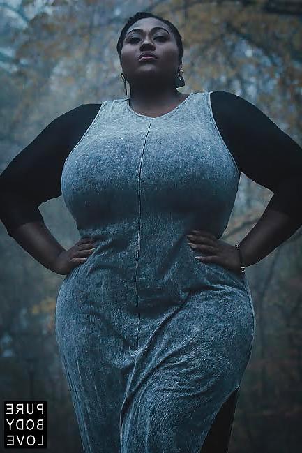 15P Big beautiful black woman - pretty face 