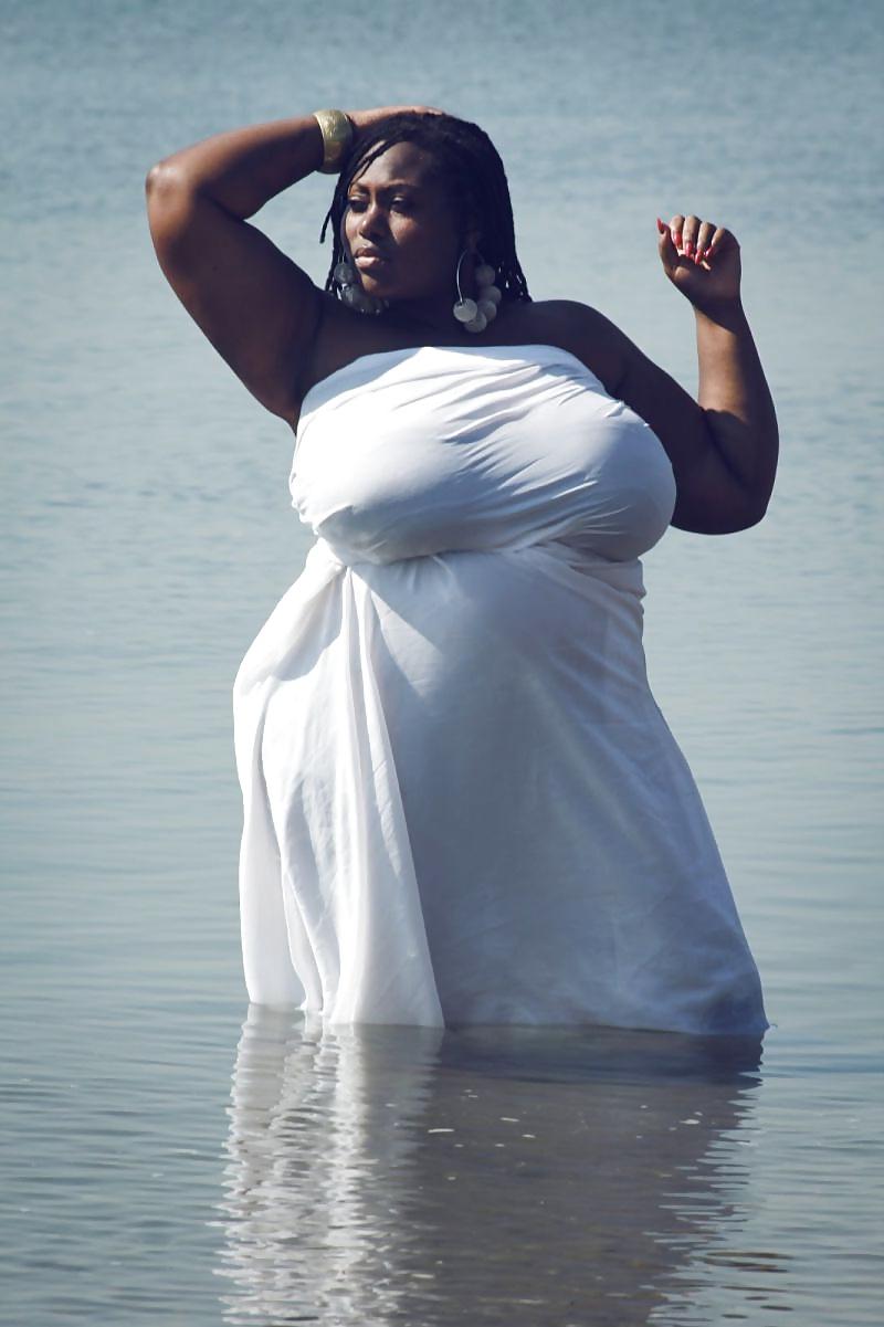 15P Big beautiful black woman - pretty face 