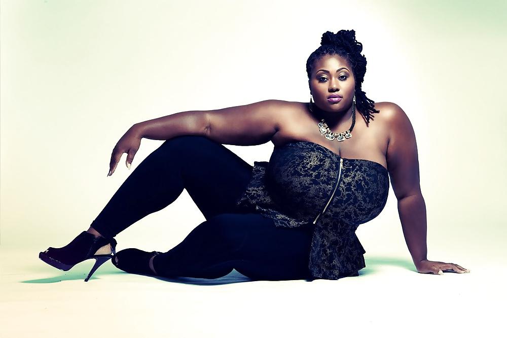 15P Big beautiful black woman - pretty face 