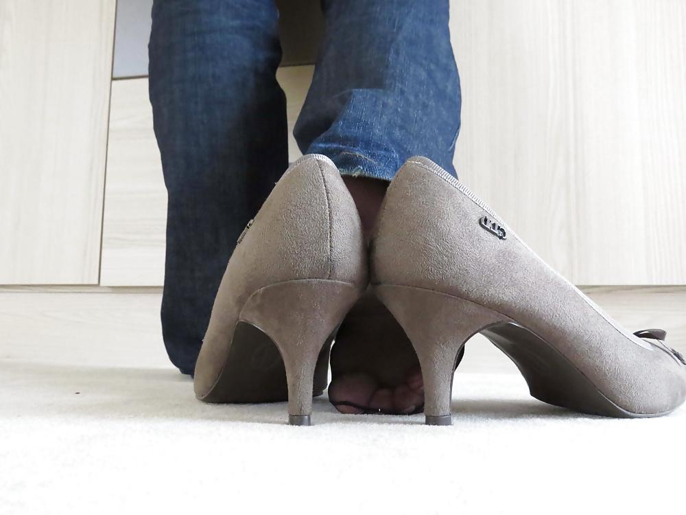 25P Black Nylons and Gray Graceland High Heels