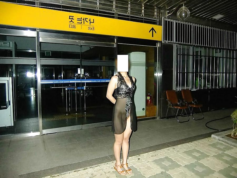 10P Korean woman flashing in public