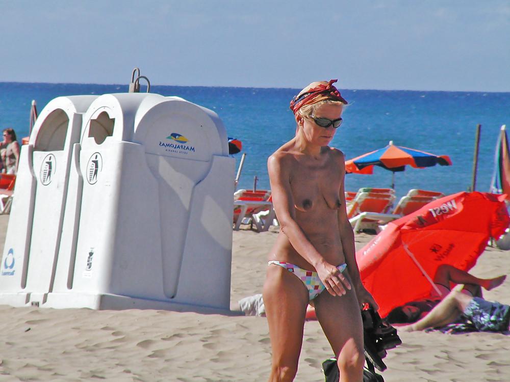 25P Mature Beach Nudists