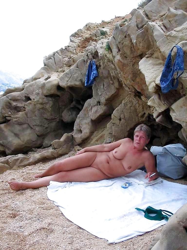 25P Mature Beach Nudists