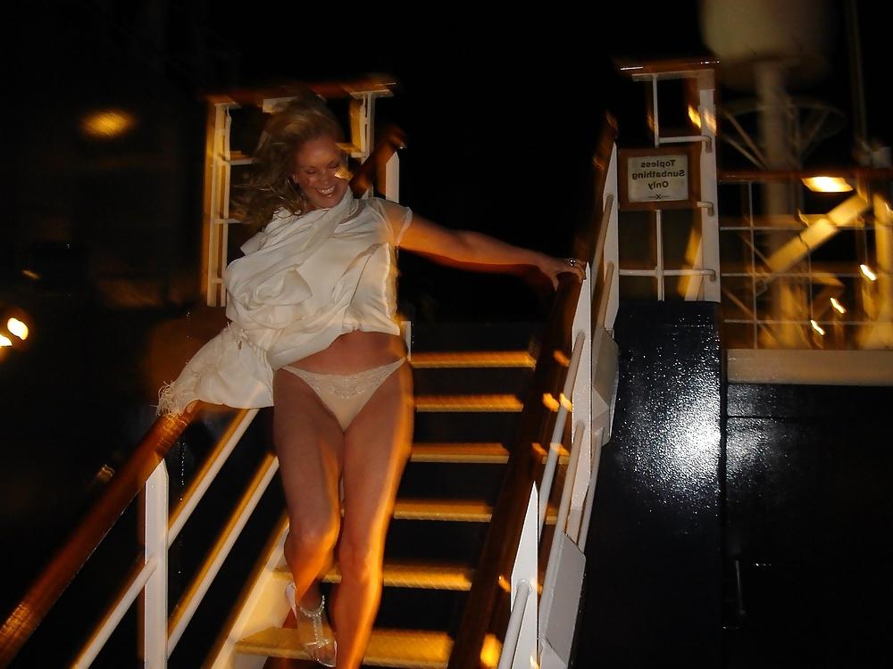 25P Upskirt, Flashing, candid images from girls and matures