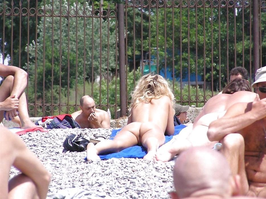 25P Blonde Beach Nudists