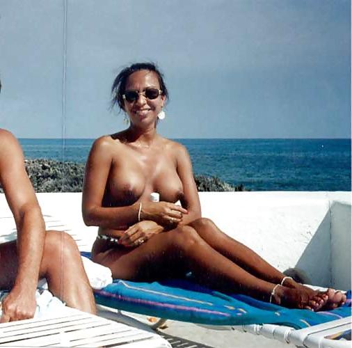 25P Girls at the beach 6