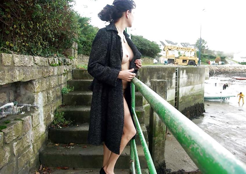 25P FRENCH NADINE visiting a typical harbour 2006