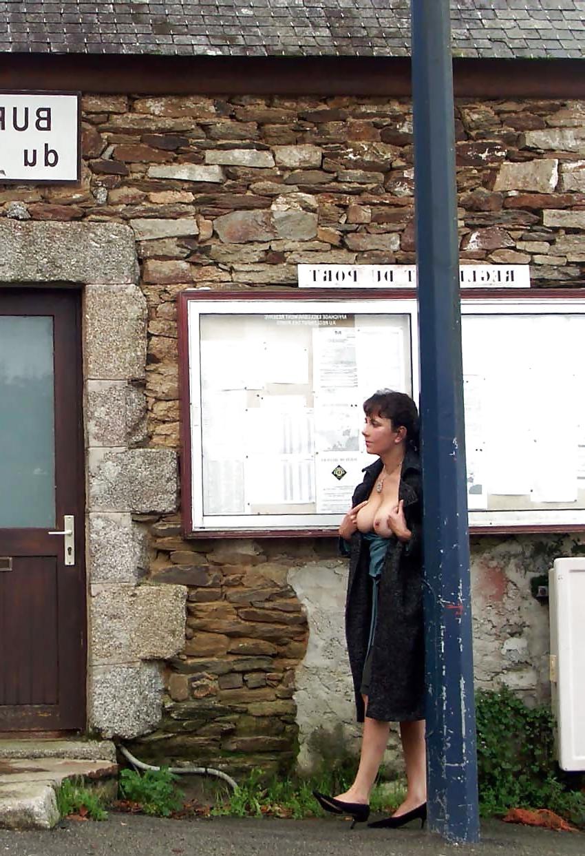 25P FRENCH NADINE visiting a typical harbour 2006