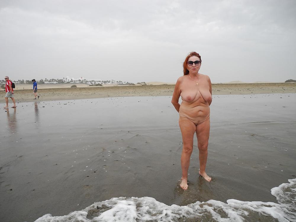 10P A walk on the beach of Maspalomas Nude