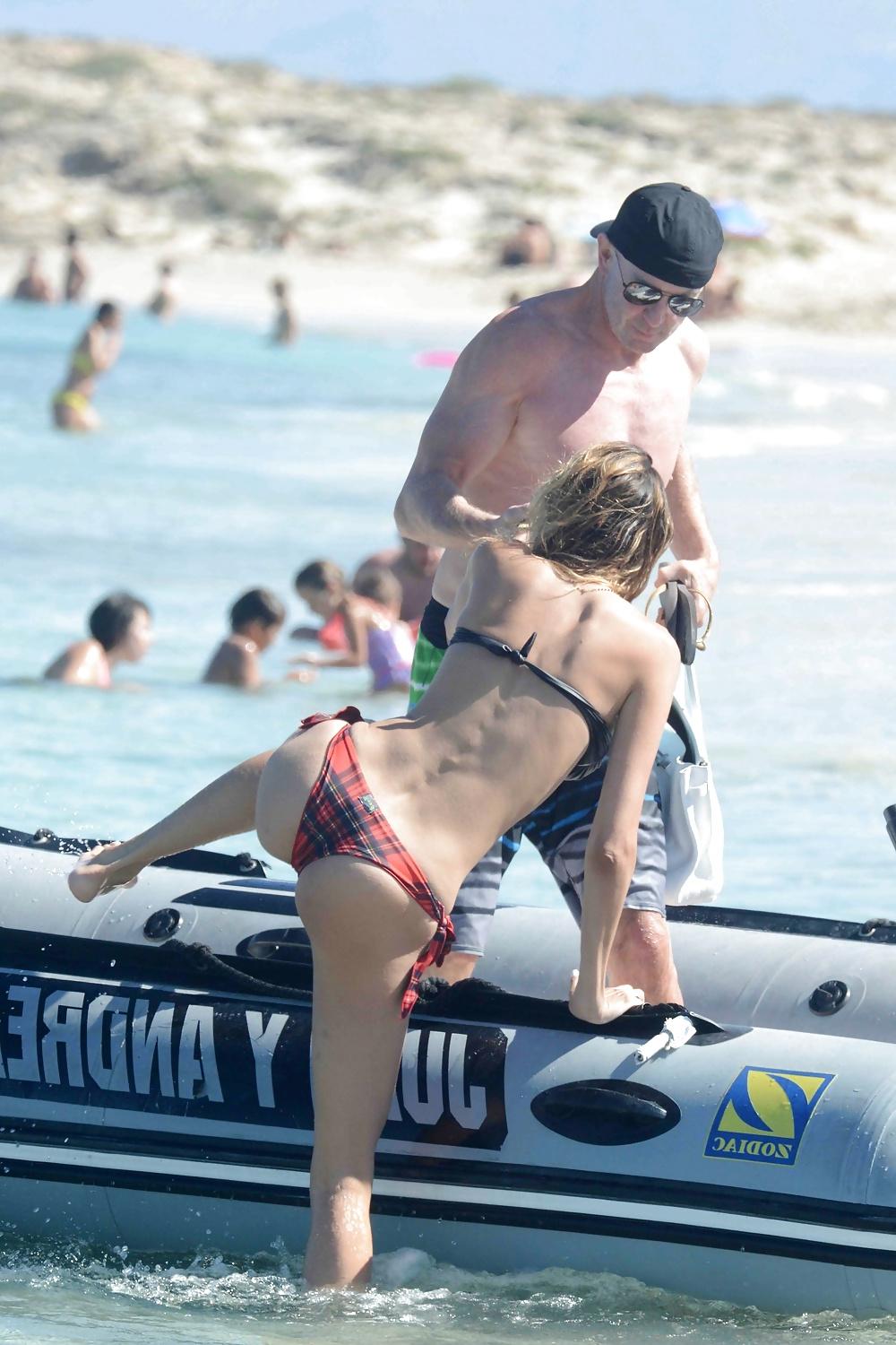 13P Sexy & Hot - Aida Yespica in Bikini on Beach