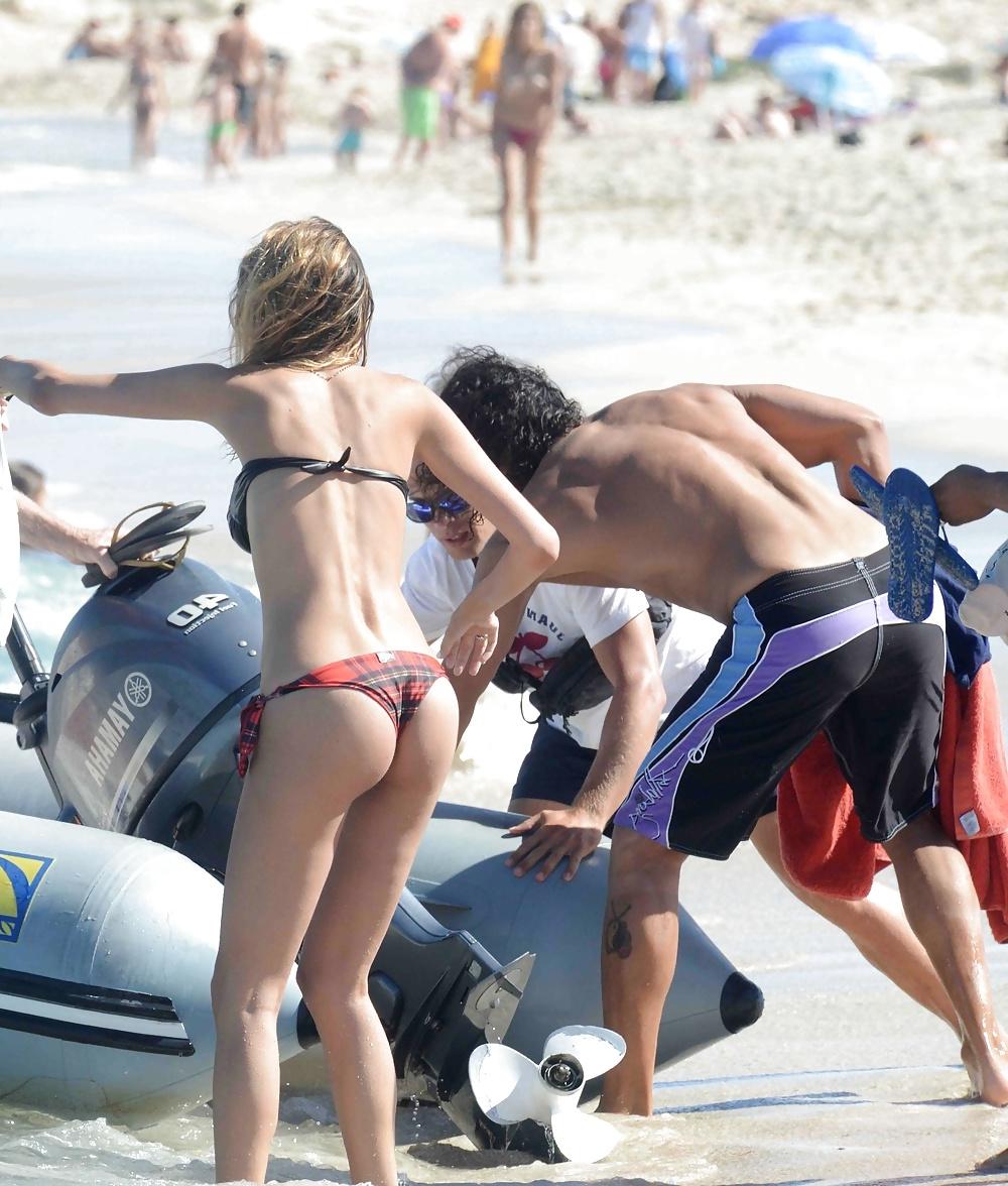 13P Sexy & Hot - Aida Yespica in Bikini on Beach
