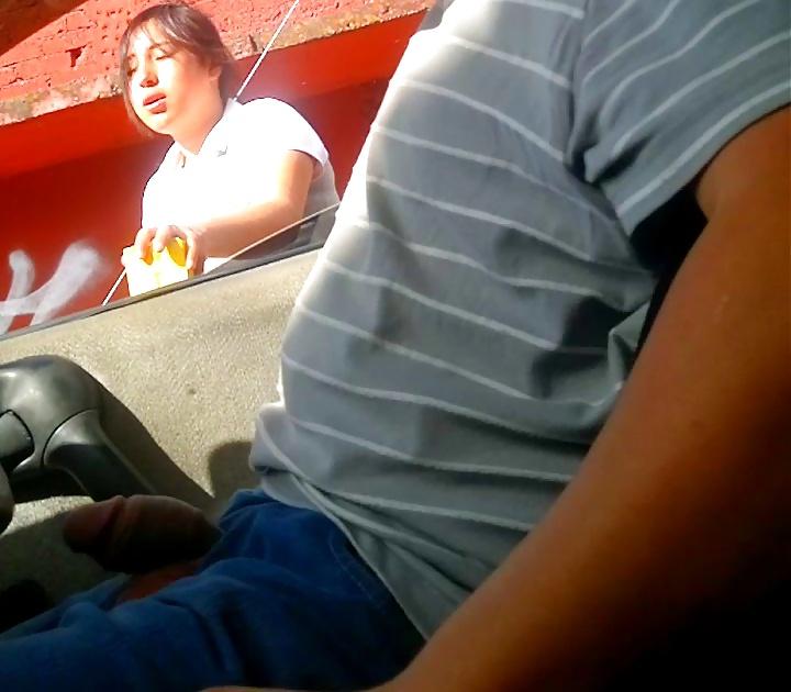 8P Flashing mostrando el pene a una chica de prepa