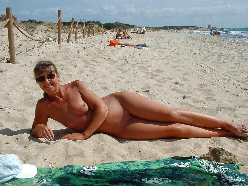 25P Only the best amateur mature ladies at the beach 9.