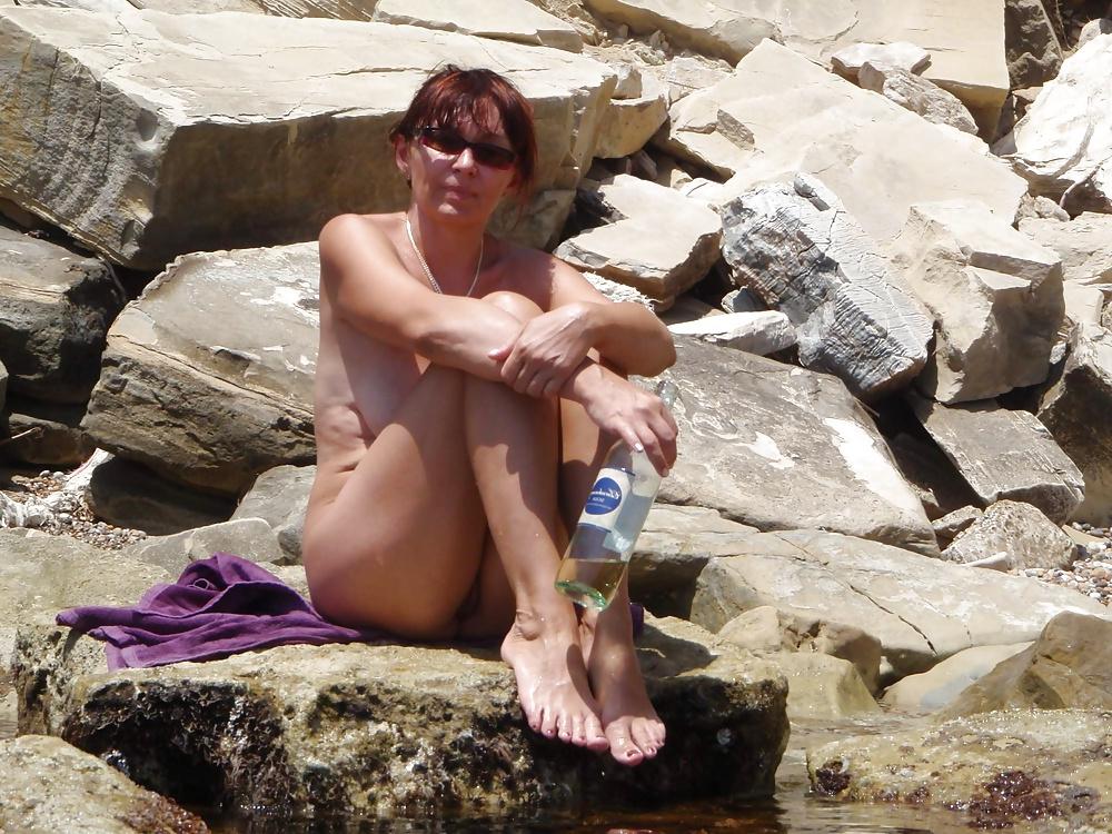 25P Only the best amateur mature ladies at the beach 9.