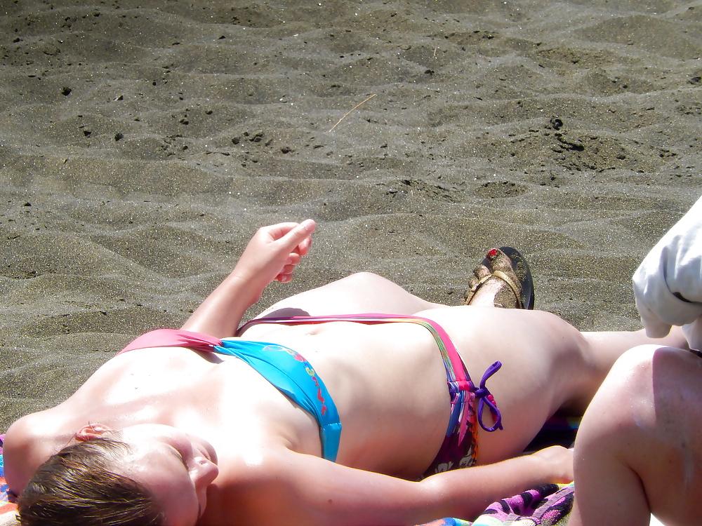 25P Voyeur on the beach 974 - Peek on bikini