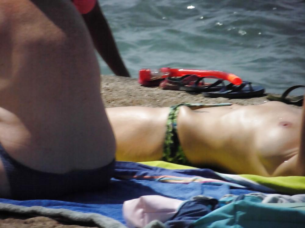 25P Voyeur on the beach 974 - Peek on bikini