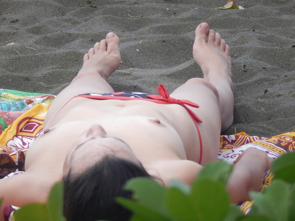25P Voyeur on the beach 974 - Peek on bikini