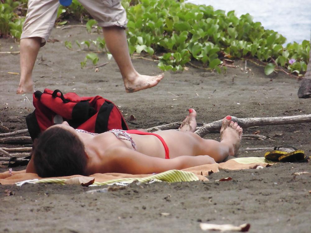 25P Voyeur on the beach 974 - Peek on bikini