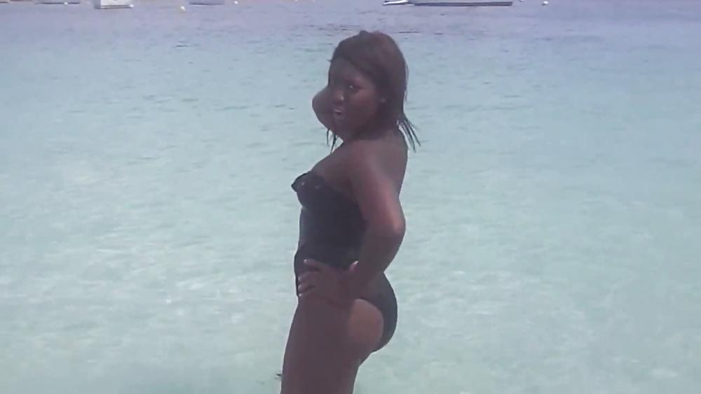 25P Hot Ebony Babes on the Beach