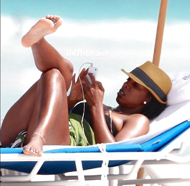 25P Hot Ebony Babes on the Beach