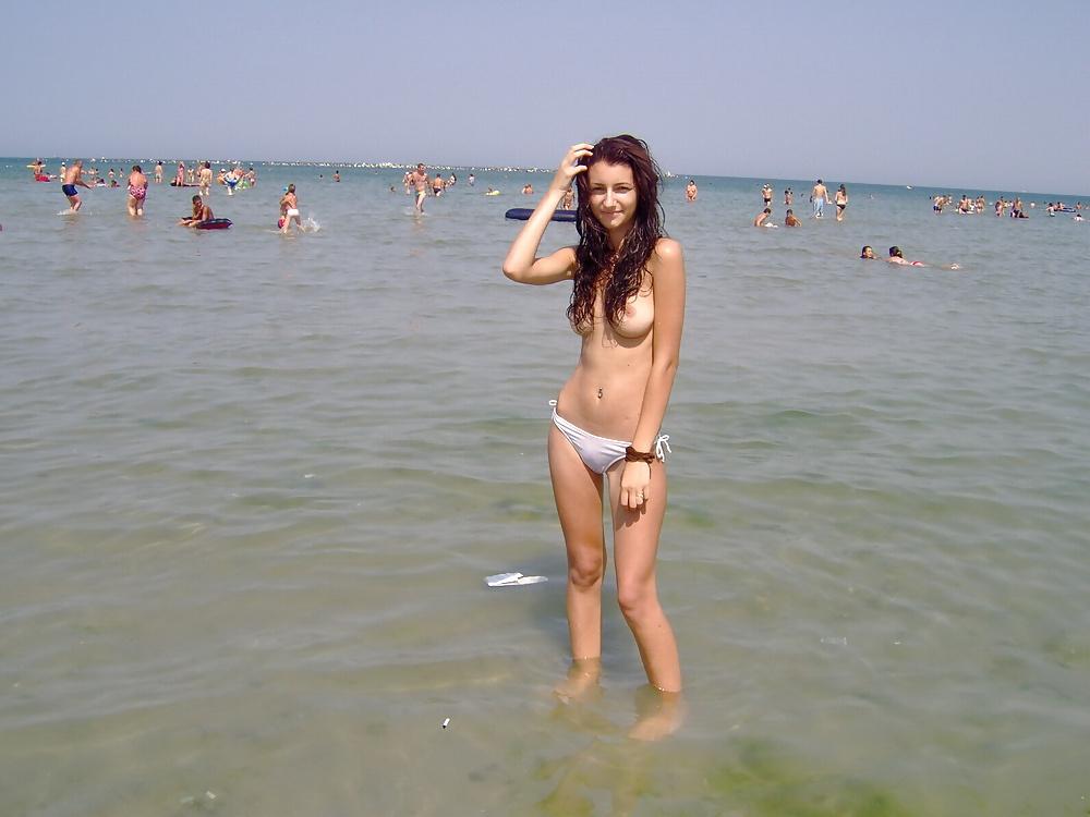 15P Amateur girls - 11 beach topless