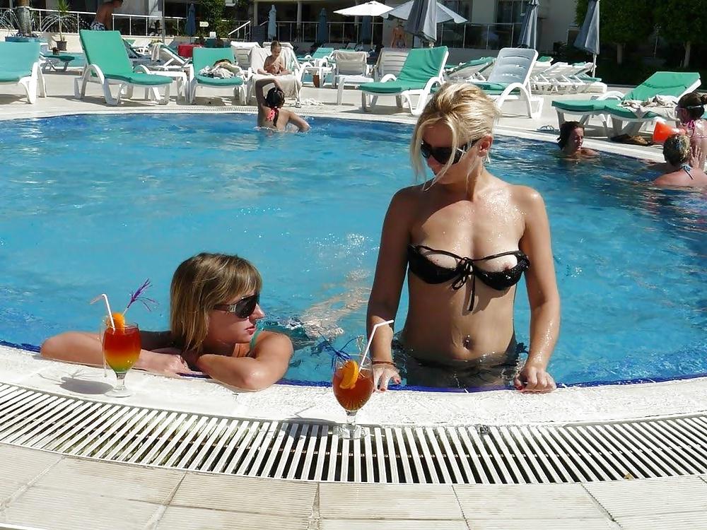 25P Tits voyeur- beach 2