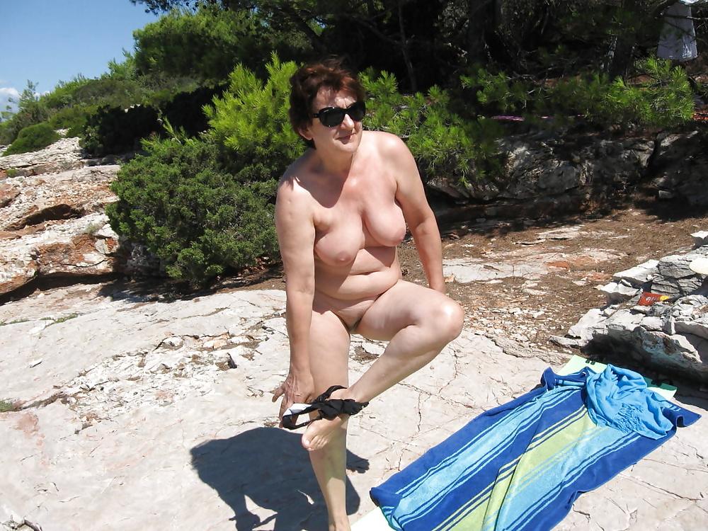 25P Really hotties on the beach