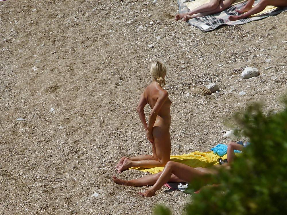 25P Girls nude beach