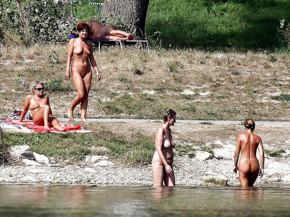 25P Girls nude beach
