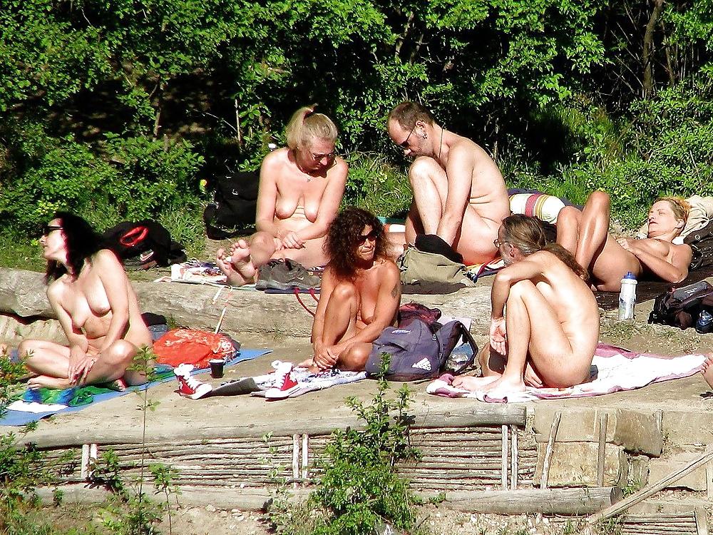 25P Girls nude beach