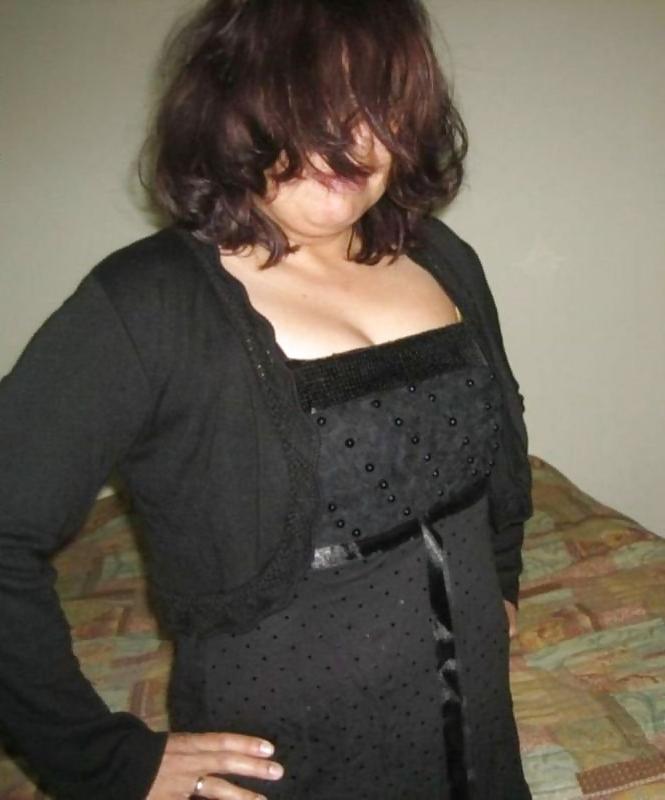 9P Beautiful mature woman in black lingerie