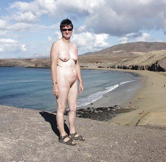 25P Mature Beach Nudists