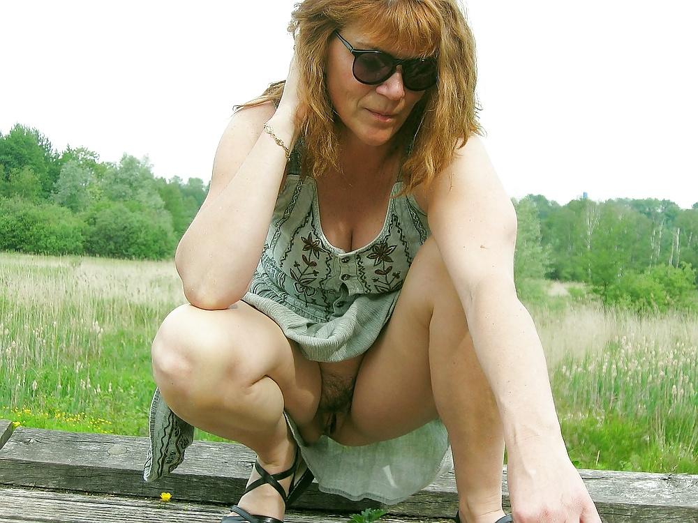 24P Hairy pussy upskirt outdoor