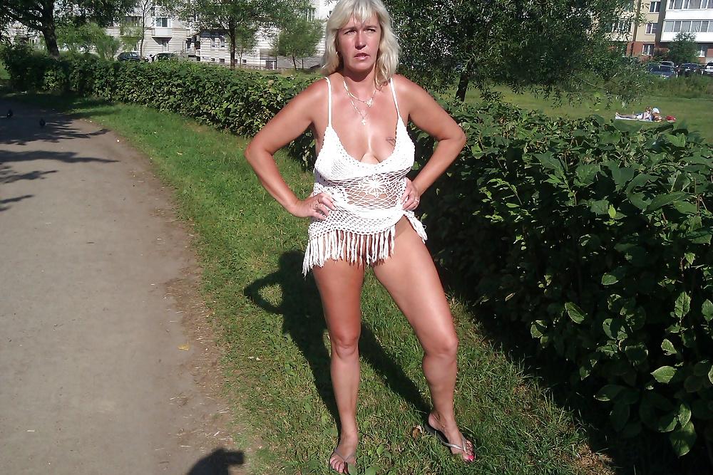 14P Flashing  pussy in park