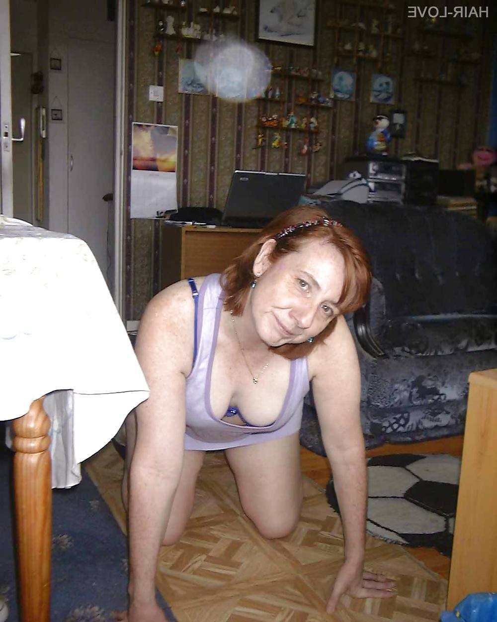 25P Hairy housewife photoshoot
