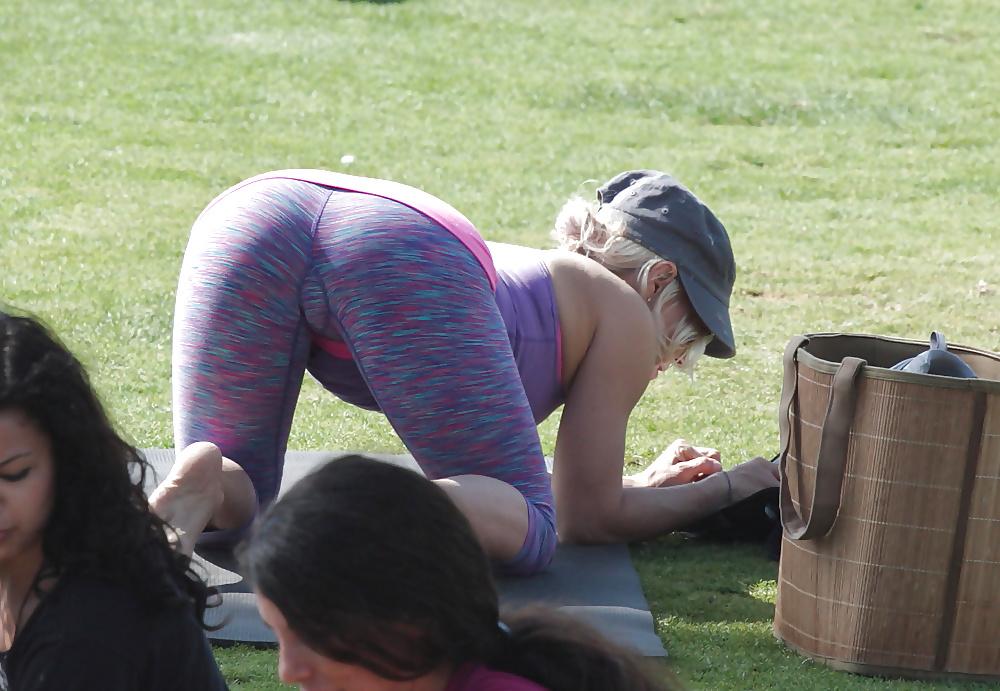 14P Haciendo yoga 