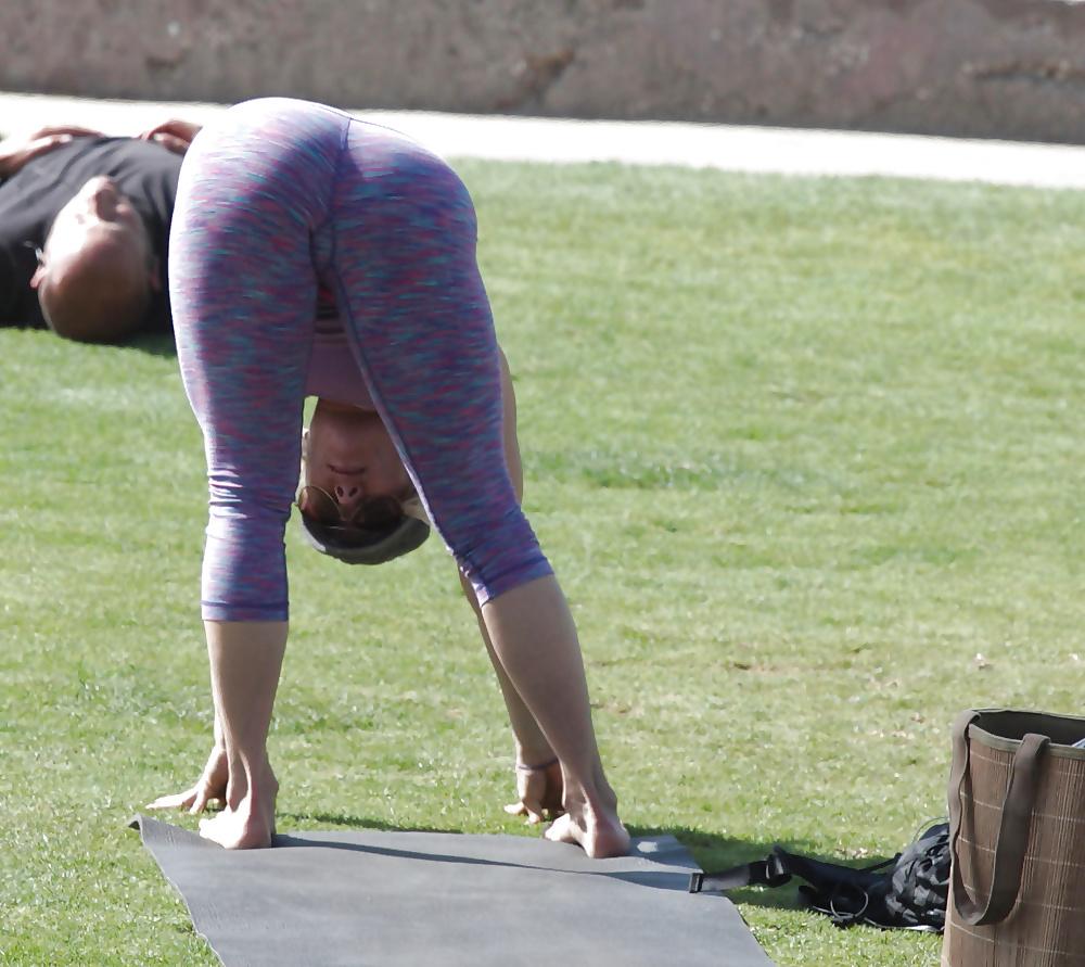 14P Haciendo yoga 