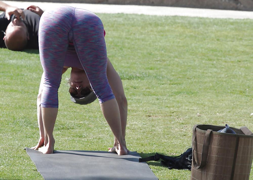 14P Haciendo yoga 