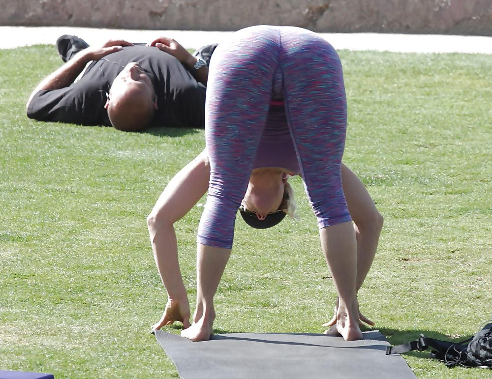 14P Haciendo yoga 