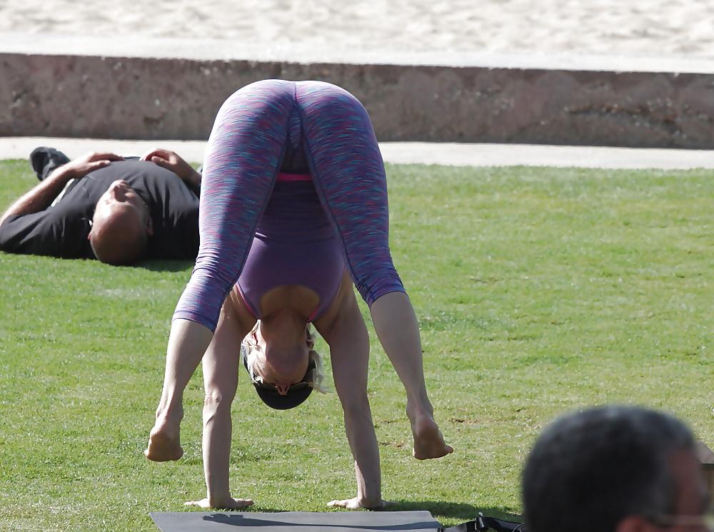 14P Haciendo yoga 
