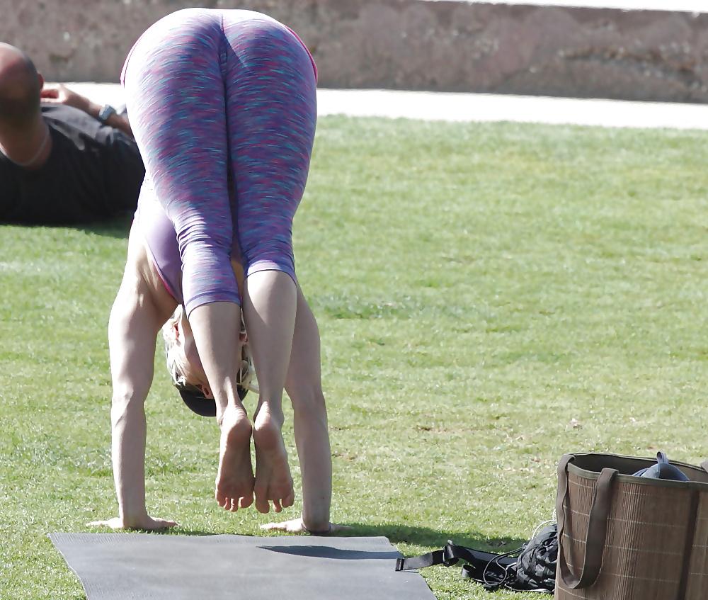 14P Haciendo yoga 