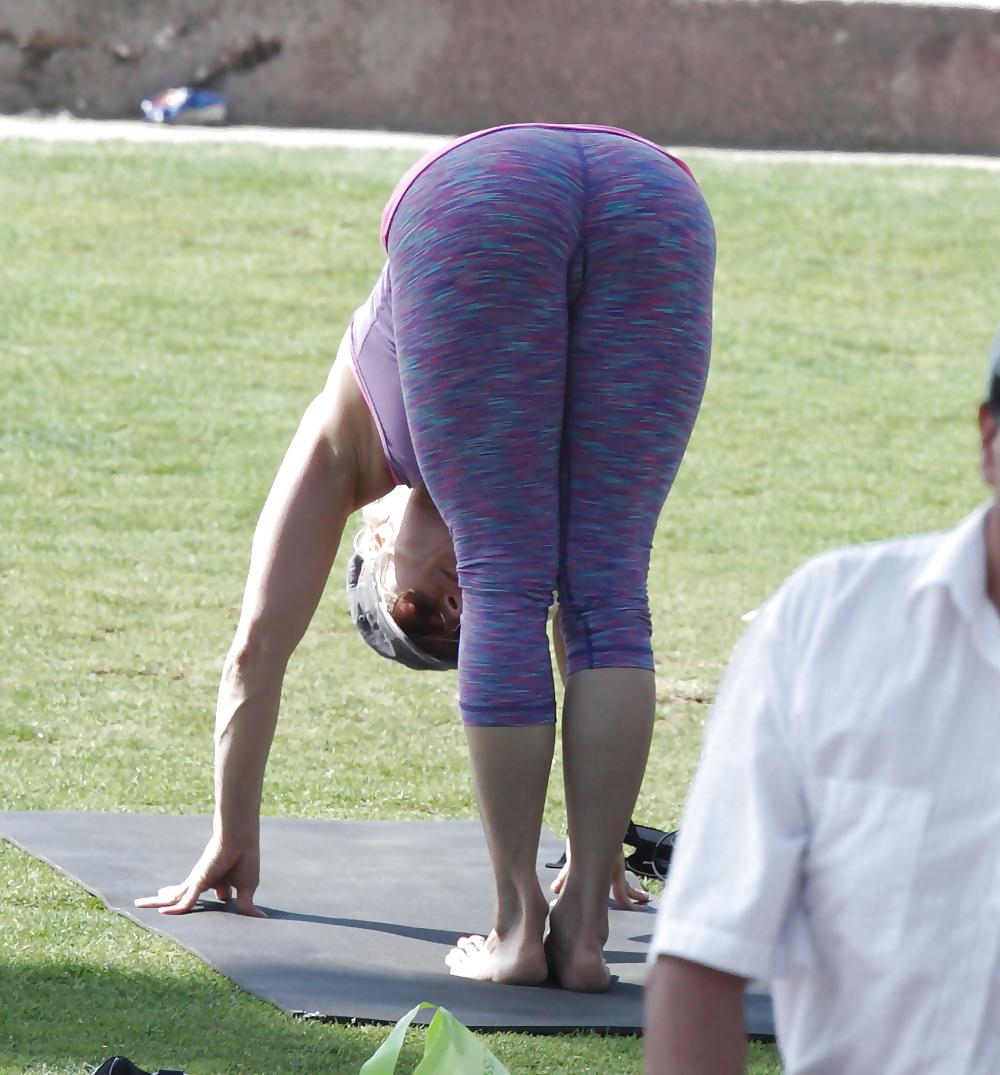 14P Haciendo yoga 