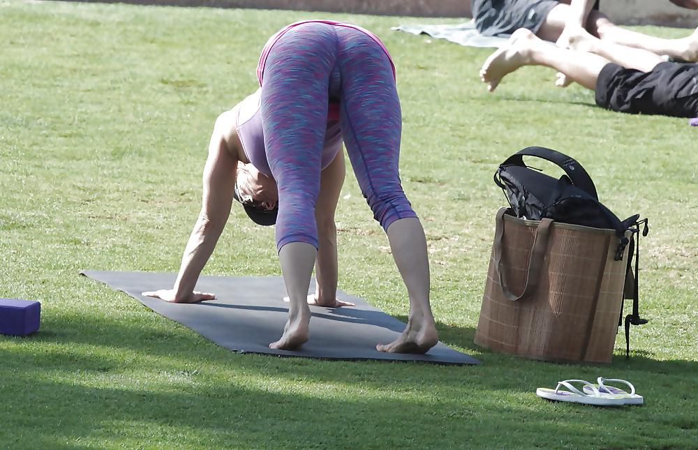 14P Haciendo yoga 