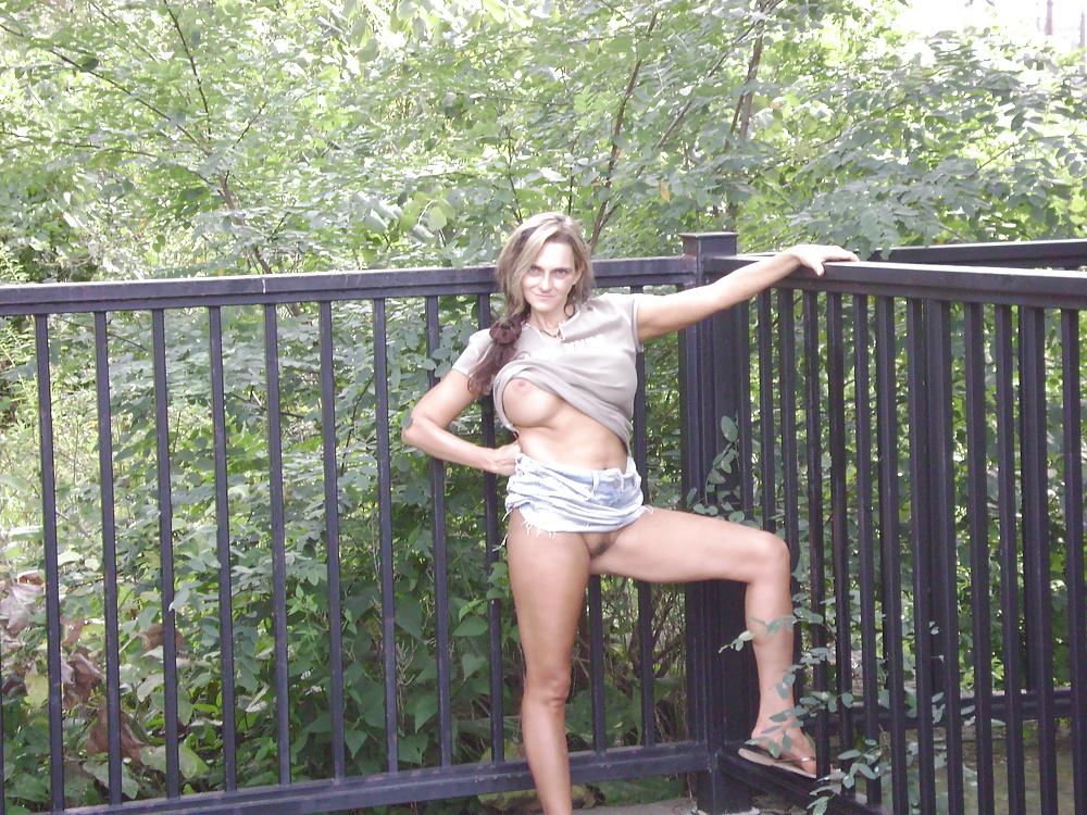 13P Brunette milf flashing