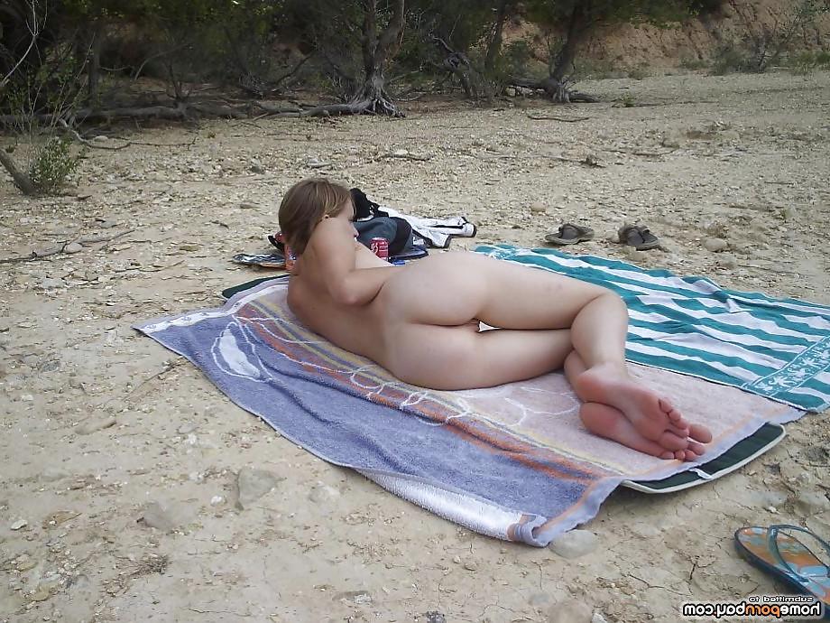 10P Hot nude beach babe