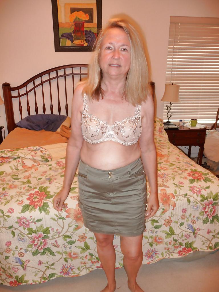 24P She Loves To Show her Hairy Pussy