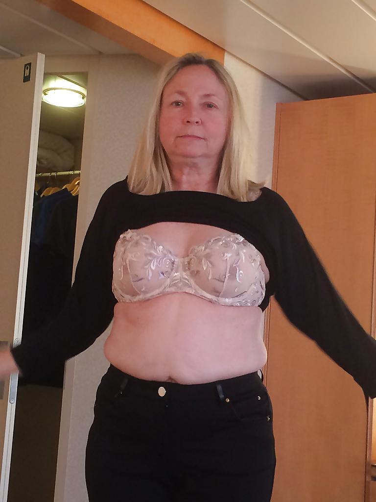 24P She Loves To Show her Hairy Pussy