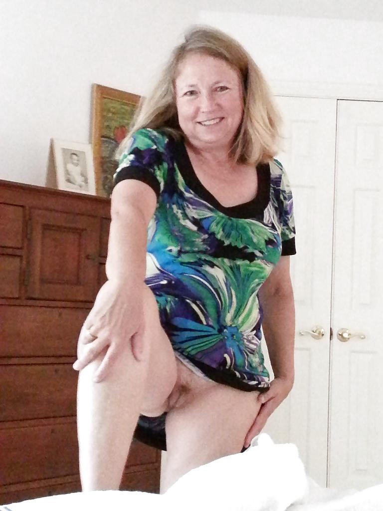 24P She Loves To Show her Hairy Pussy